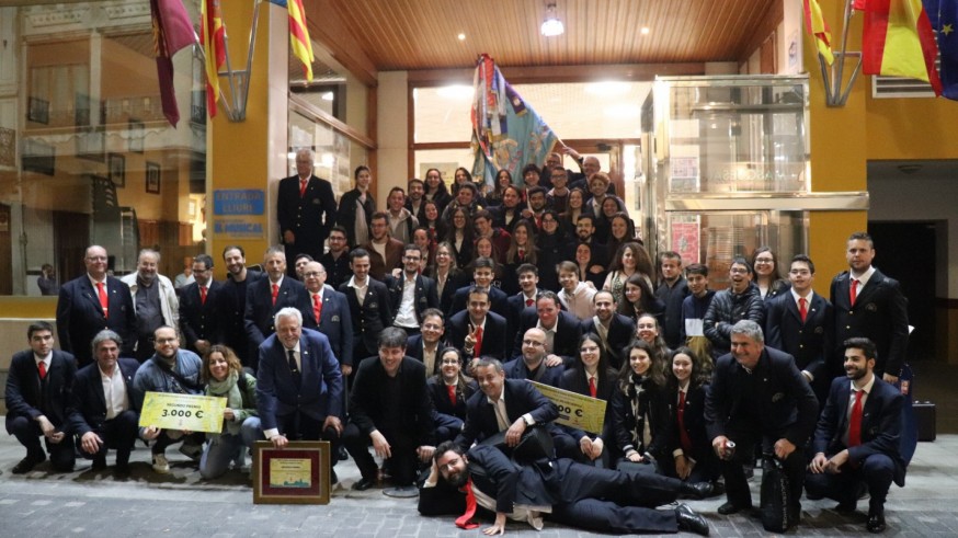 Los miembros de la Asociación Amigos de la Música de Yecla posan celebrando su premio en Cullera