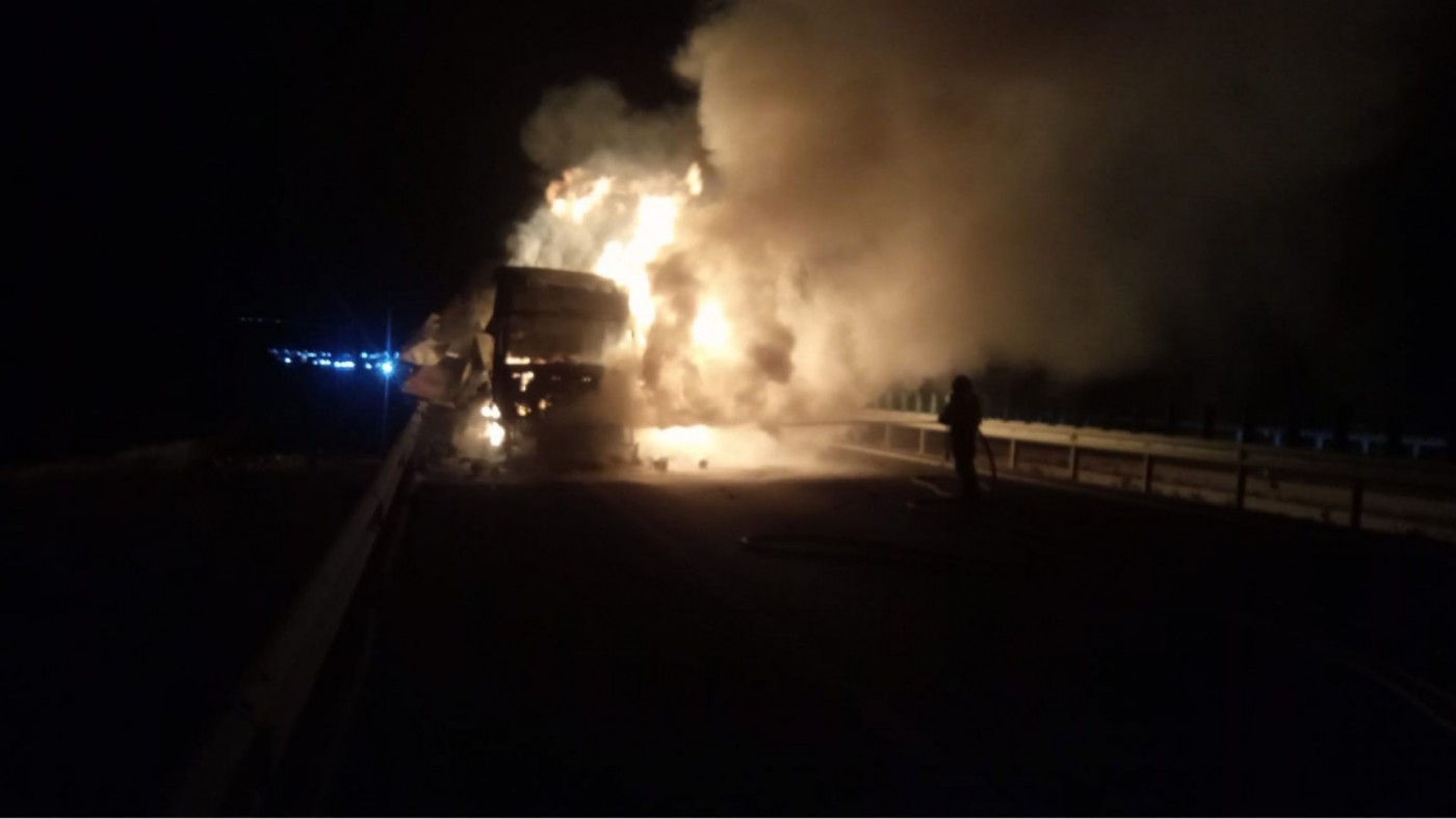 Arde un camión en la A-33 a su paso por Jumilla y obliga a cortar la autovía durante horas