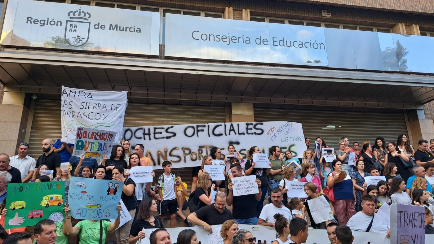 Decenas de personas exigen ante Educación una solución inmediata al problema del transporte escolar