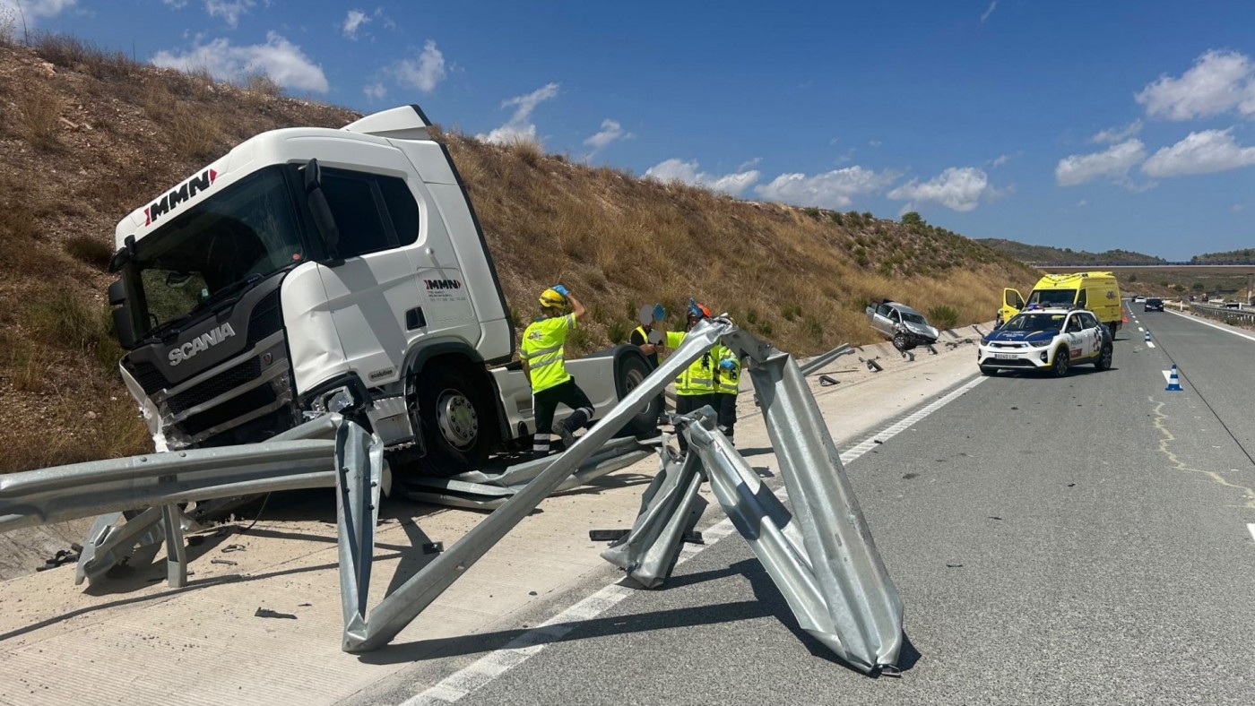 Muere un hombre en un accidente entre un turismo y un camión en la A-33 en Yecla