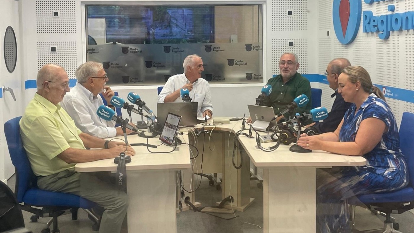 Pedro Antonio Ríos, Juan José García Escribano, María Bolarín, Juan Ramón Calero y Antonio Botías analizan las noticias del día en Onda Regional de Mu