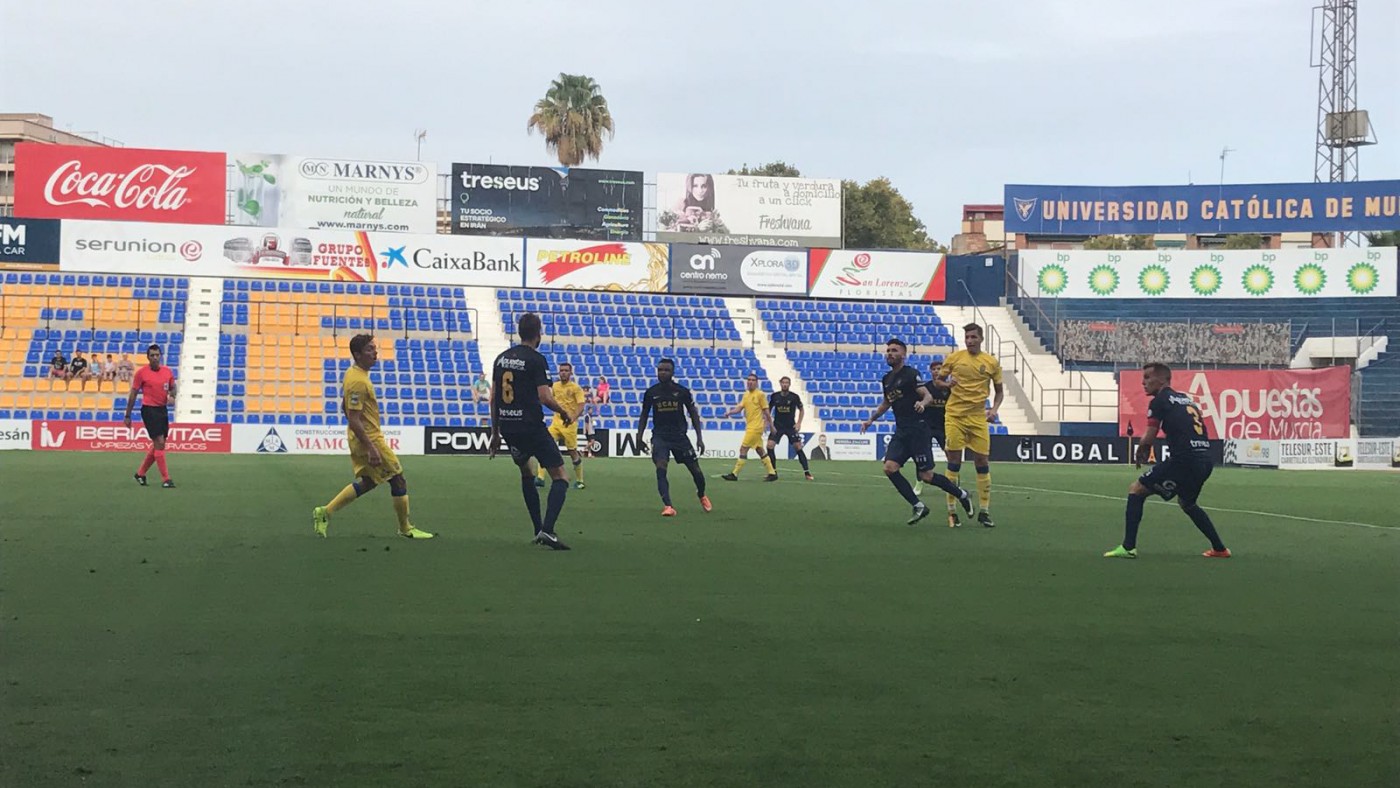 Una de las imágenes del encuentro entre el UCAM Murcia y Las Palmas Atlético (foto: ORM)