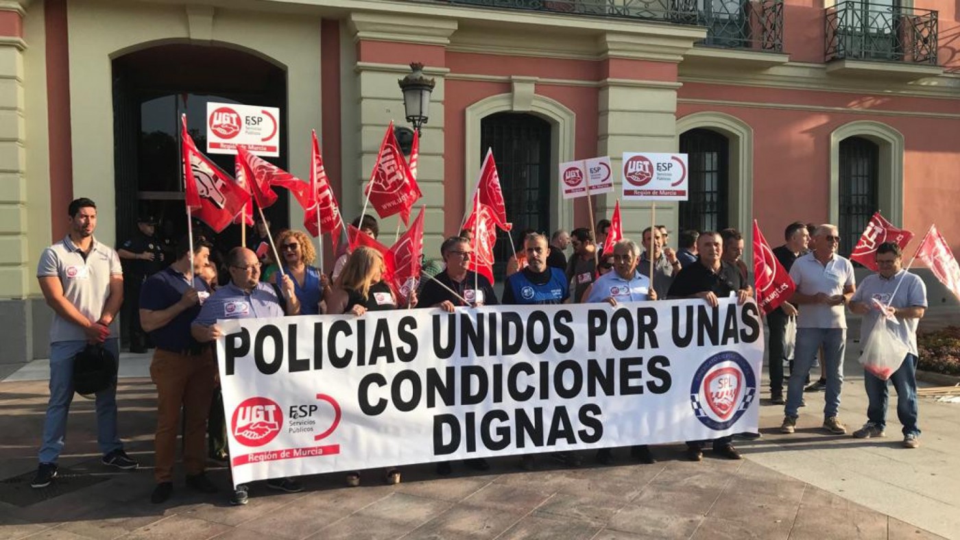 Protesta frente al ayuntamiento de Murcia