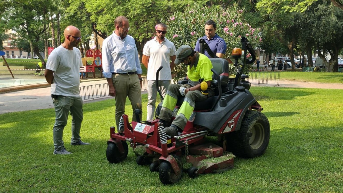 Murcia refuerza la siega de los 700.000 m² de césped en verano
