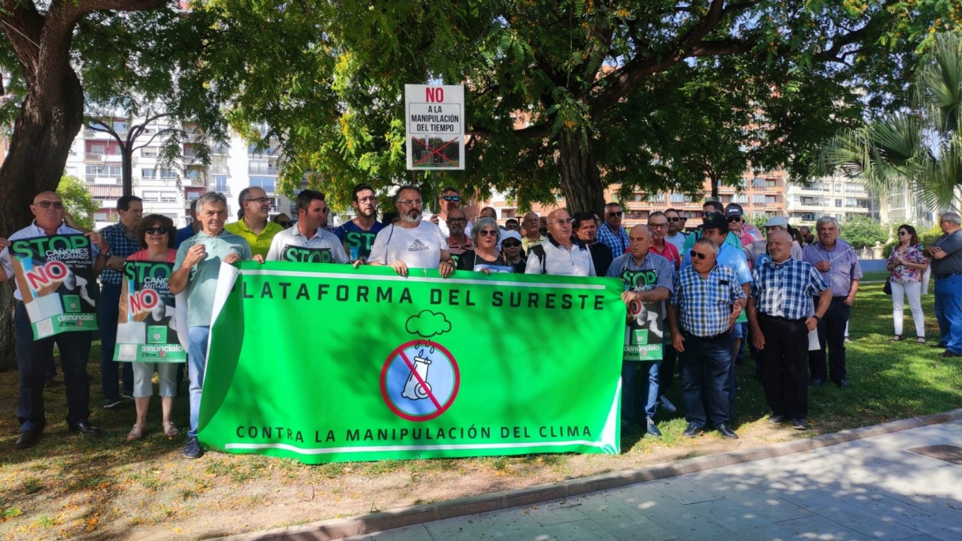 Un centenar de agricultores de Murcia, Almería y Alicante protestan por el uso ilegal de los cañones antigranizo