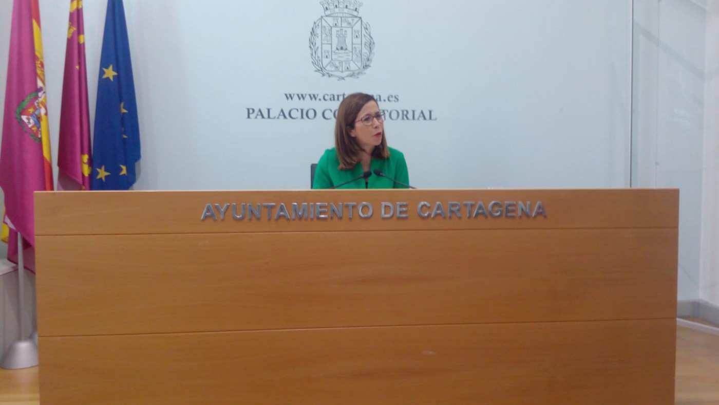 Ana Belén Castejón ha informado en rueda de prensa de la bajada de la tarifa del agua