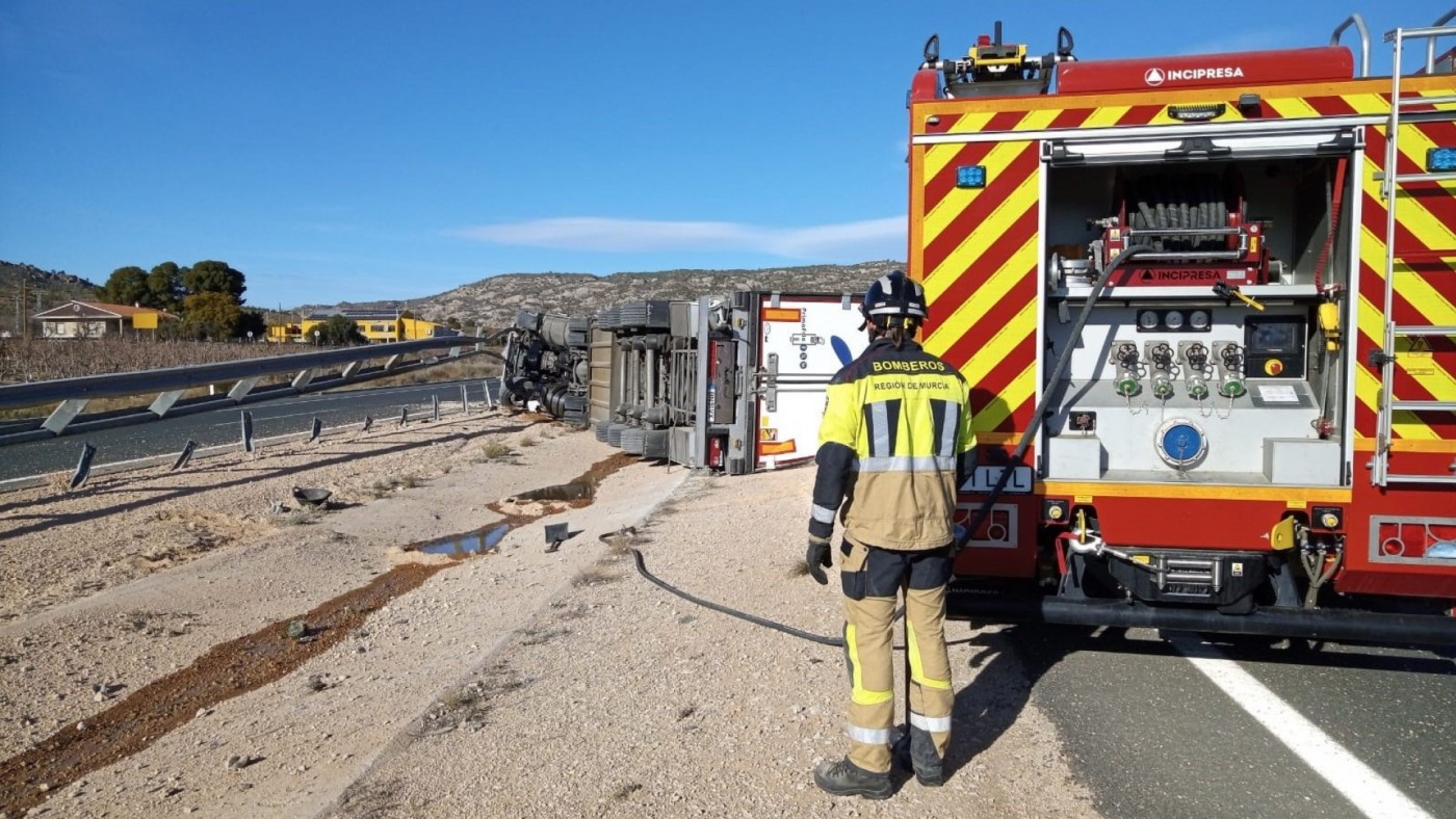 Sale ileso el conductor de un camión volcado en Jumilla