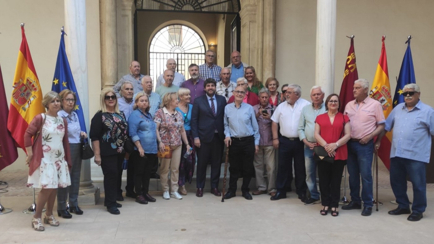 Grupo de antiguos alumnos del Hogar Provincial durante su visita al Palacio de San Esteban