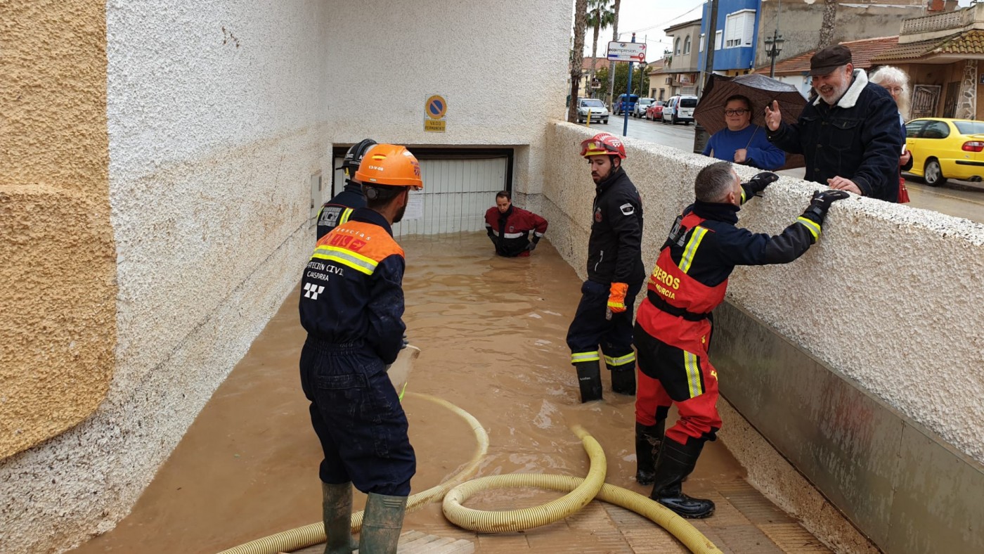 Los bomberos achican agua en un garaje inundado