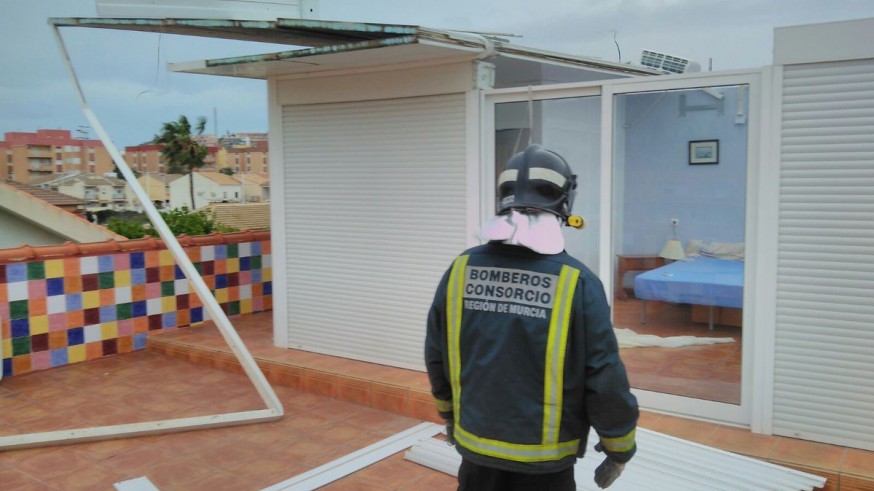 Los Bomberos intervienen en un ático cuyo techo fue levantado por el viento en Mazarrón