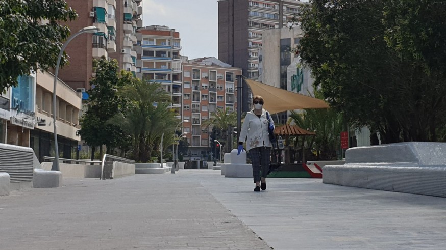Una mujer transita por una avenida de Murcia vacía. ORM