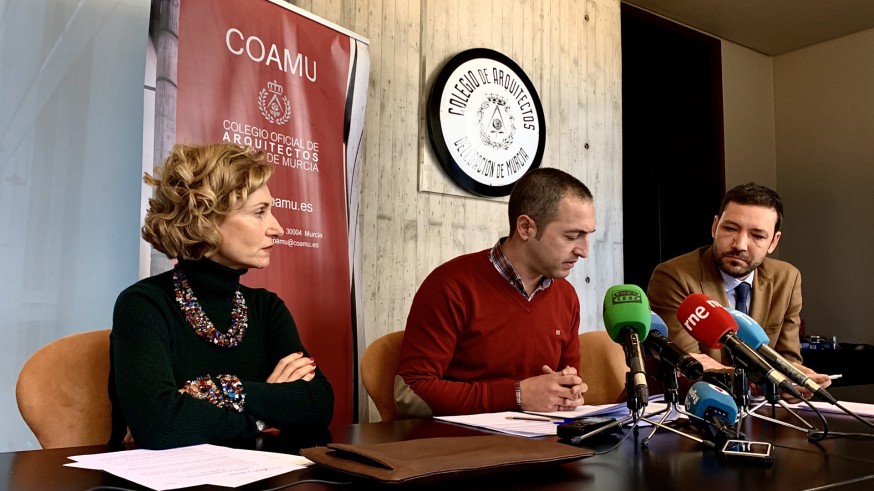 María José Peñalver, decana, Moisés, presidente de los Arquitectos Urbanistas, y Juan Antonio Santa-Cruz, vocal de esta agrupación. ASR