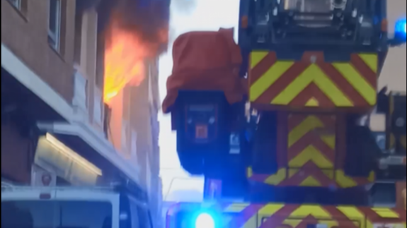 Trasladan al hospital a una mujer por inhalación de humo en un incendio en el Cabezo de Torres