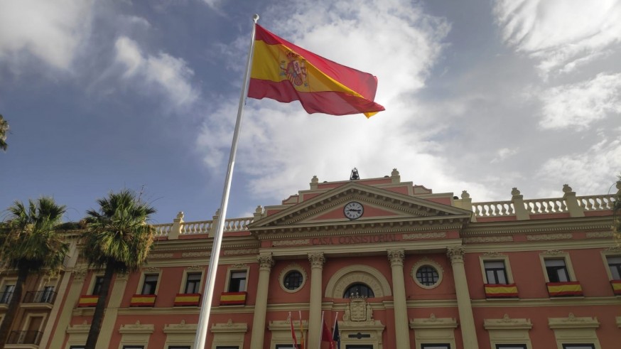 Una bandera española ondea en la Glorieta en homenaje a los diez años de reinado de Felipe VI