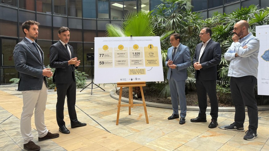 El Gobierno regional presenta el primer catálogo de suelos municipales para impulsar la vivienda asequible