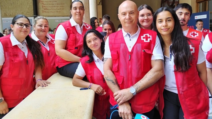 Lucía Hernández conversa con voluntarios de Cruz Roja