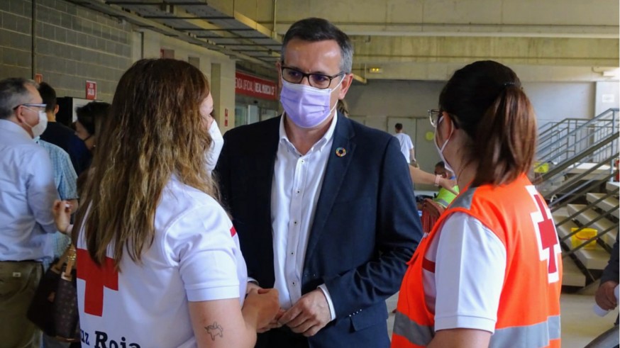 Diego Conesa durante su visita la punto de vacunación masiva del estadio Enrique Roca. PSRM-PSOE