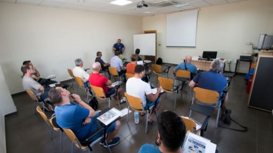 FROET pide papeles para los inmigrantes que quieran ser conductores profesionales 