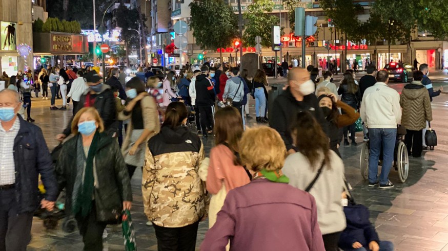Calles repletas de gente este sábado por la tarde en Murcia