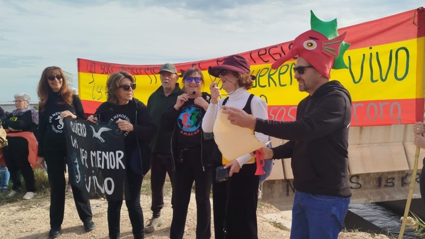 Un centenar de personas acuden a la manifestación en la Rambla del Albujón