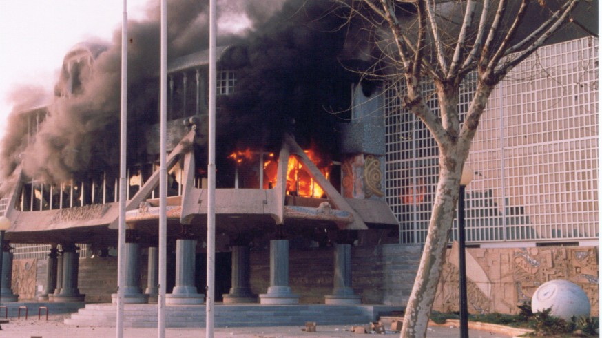 GALERÍA | La quema de la Asamblea Regional, en imágenes
