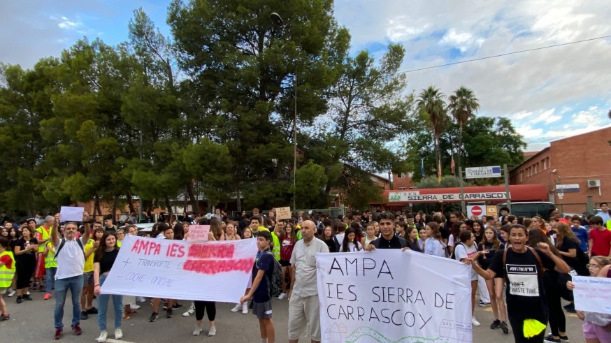 Marcha a pie durante tres kilómetros para protestar por la falta de autobús escolar en El Palmar