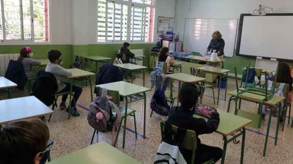 El curso se reanuda con el 1,4 % de profesores de baja por coronavirus, según Educación
