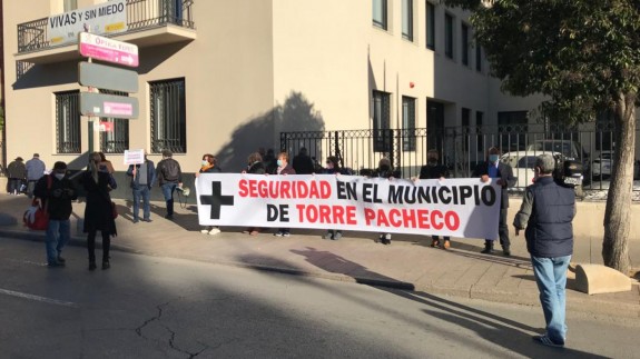 Protesta ante la Delegación del Gobierno por la inseguridad en Torre Pacheco