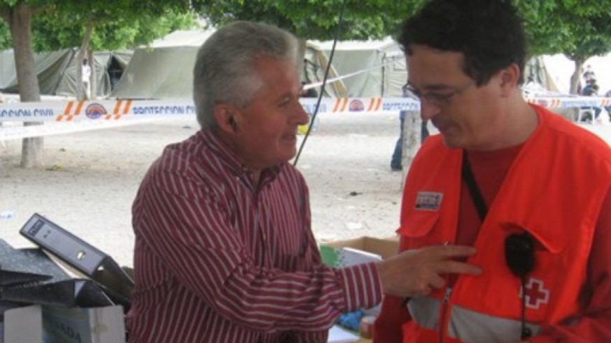 Paco Gómez junto a un miembro de Cruz Roja en los terremotos de Lorca de 2011