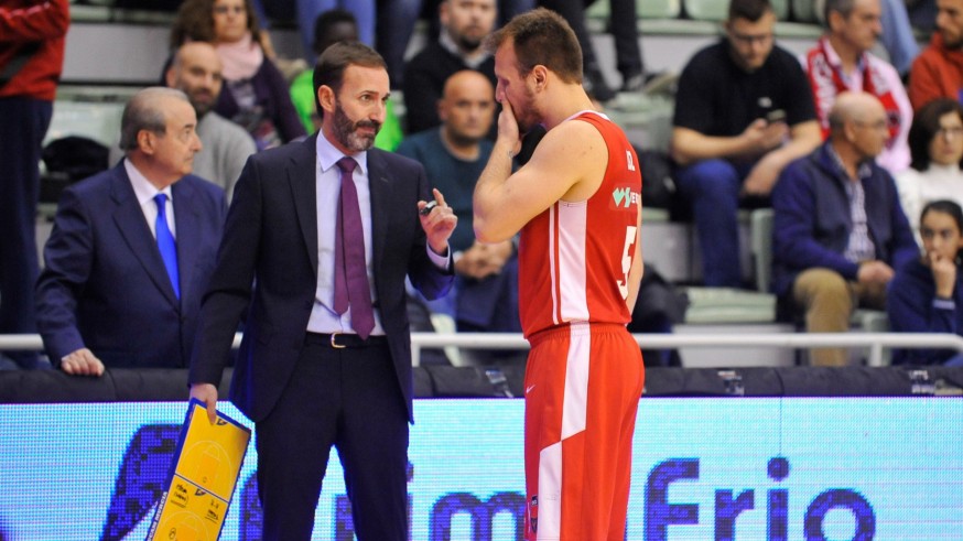 Sito Alonso da instrucciones a Rafa Luz en el último partido del equipo