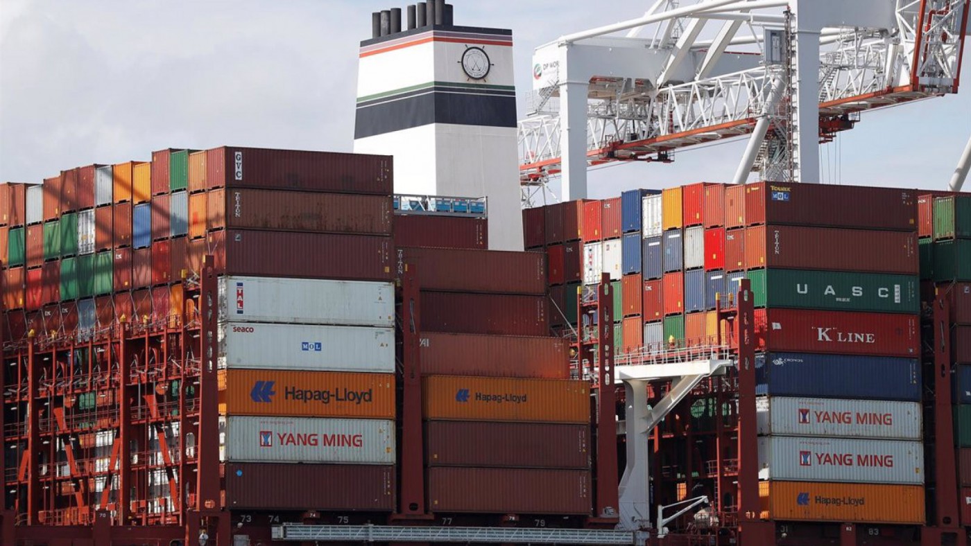 Contenedores marítimos en un puerto a la espera de ser cargados