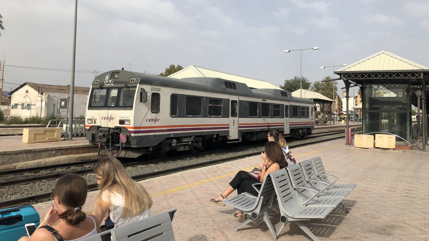 Imagen de archivo de un tren de cercanías en la Estación del Carmen de Murcia