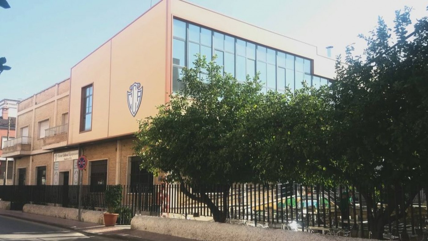Un hombre resulta herido por inhalación de humo en el incendio del casino de Aljucer (Murcia)