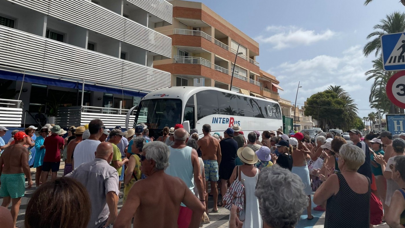 Decenas de vecinos protestan en Lo Pagán ante la proliferación de medusas