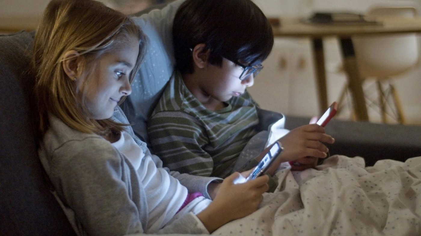 Los colectivos celebran la prohibición a menores de 16 años de usar las redes sociales