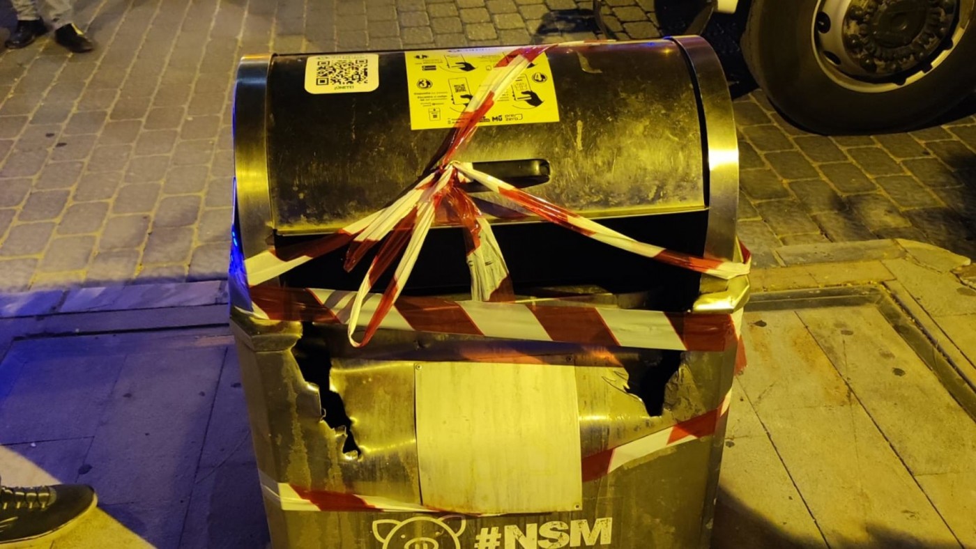Rescatan a un hombre herido de un contenedor de basura soterrado en Murcia