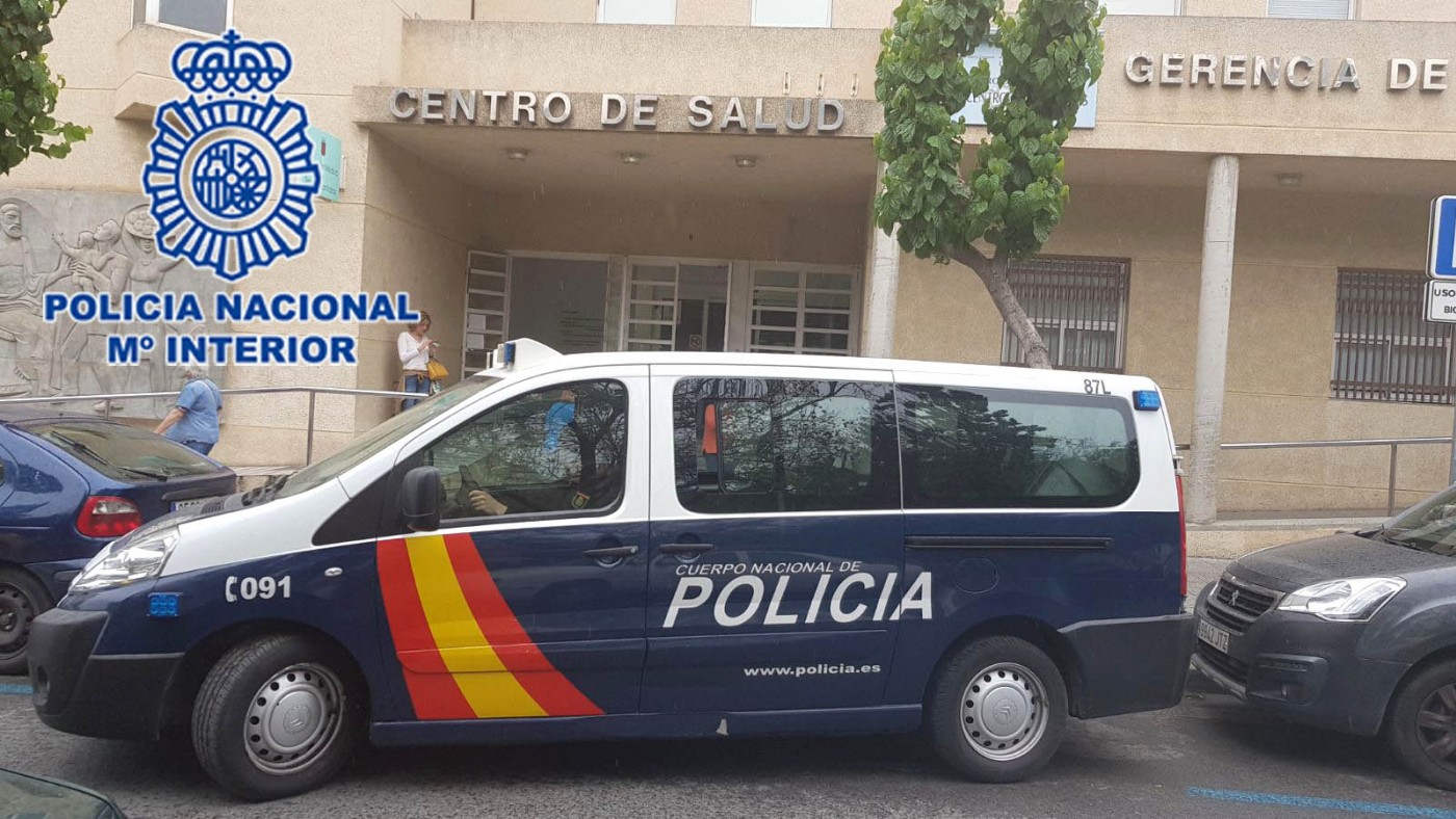 Presencia policial en el centro de salud de San Andrés