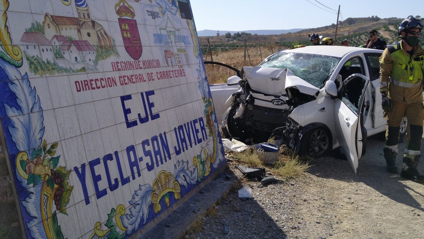 Fallecen dos personas tras colisionar su vehículo contra un pilar de piedra en Murcia