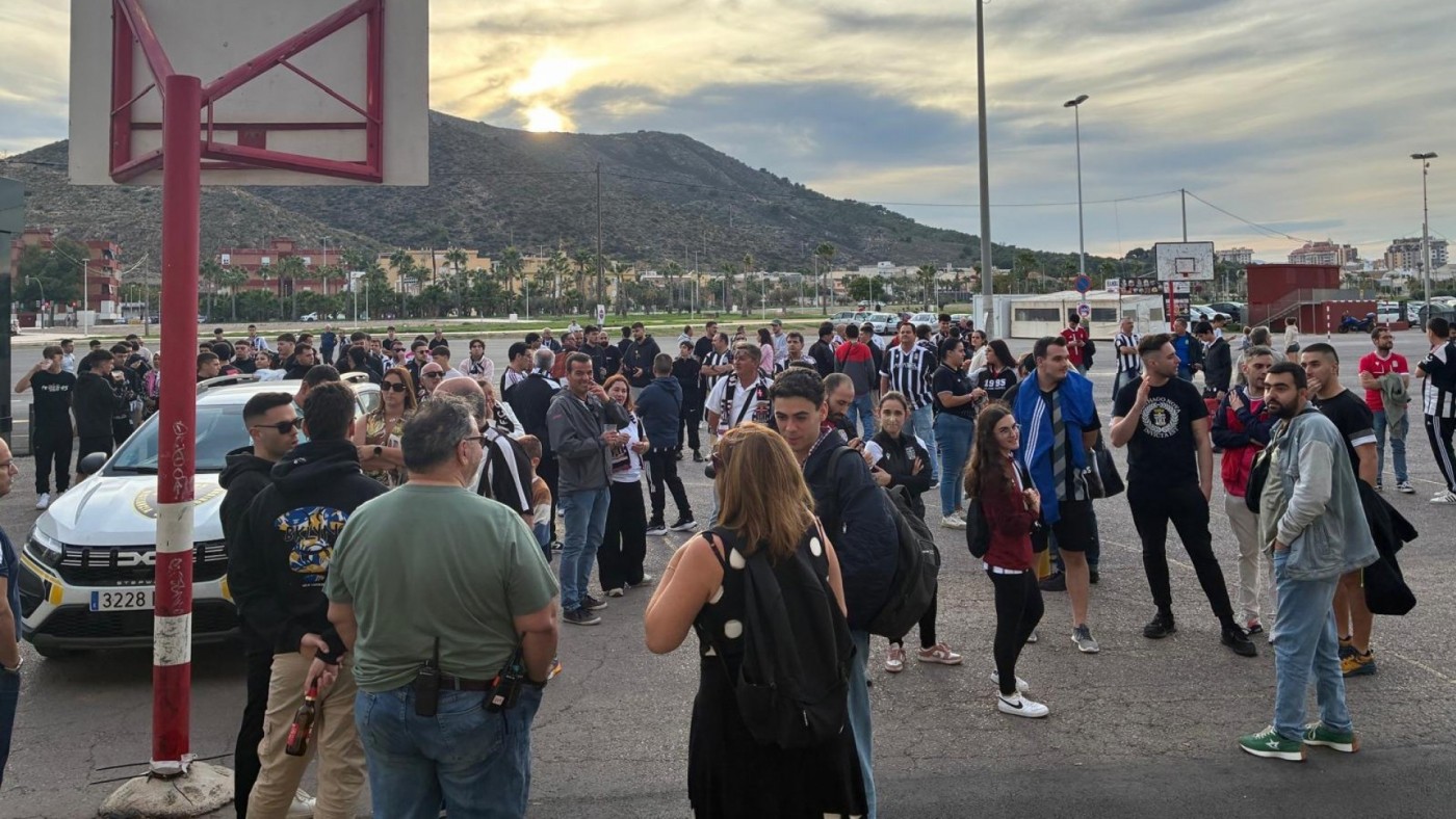 Las peñas del Cartagena se plantean pedir a la afición que no compre entradas para la Copa ni el derbi