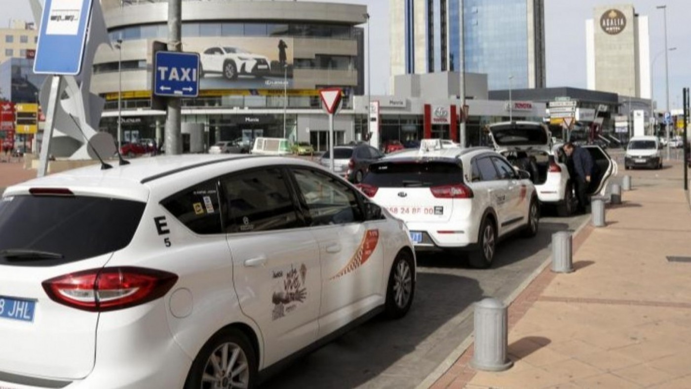 La condición de servicio público de los taxis se pone a prueba ante la ola de calor
