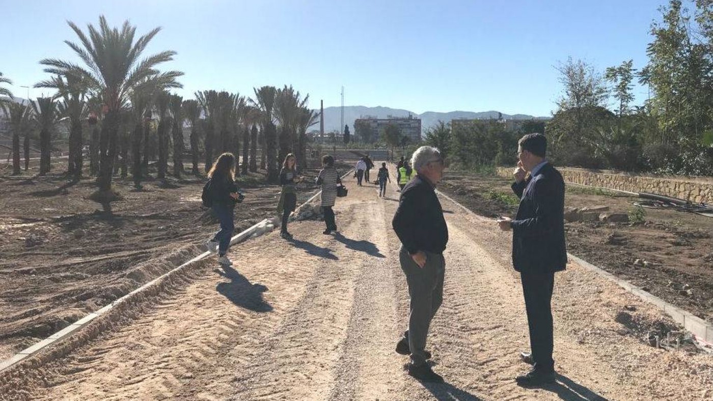 Jose Ballesta, alcalde de Murcia, visitando las obras del jardín de la Alameda
