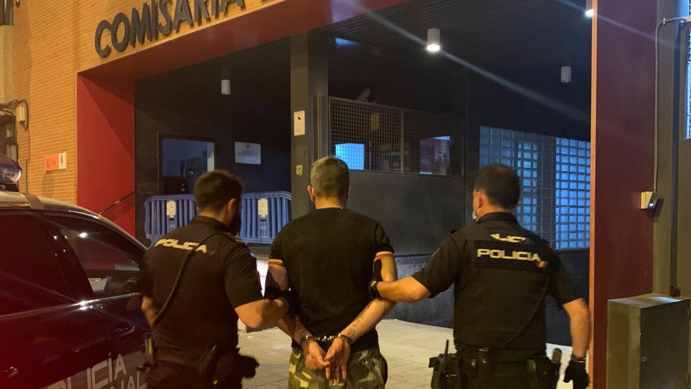 El detenido es conducido por los agentes a dependencias policiales. POLICÍA NACIONAL