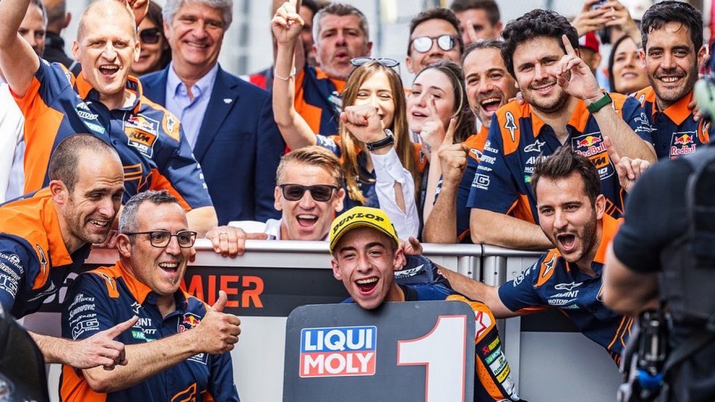 Pedro Acosta logra en Italia su primera victoria en Moto 2