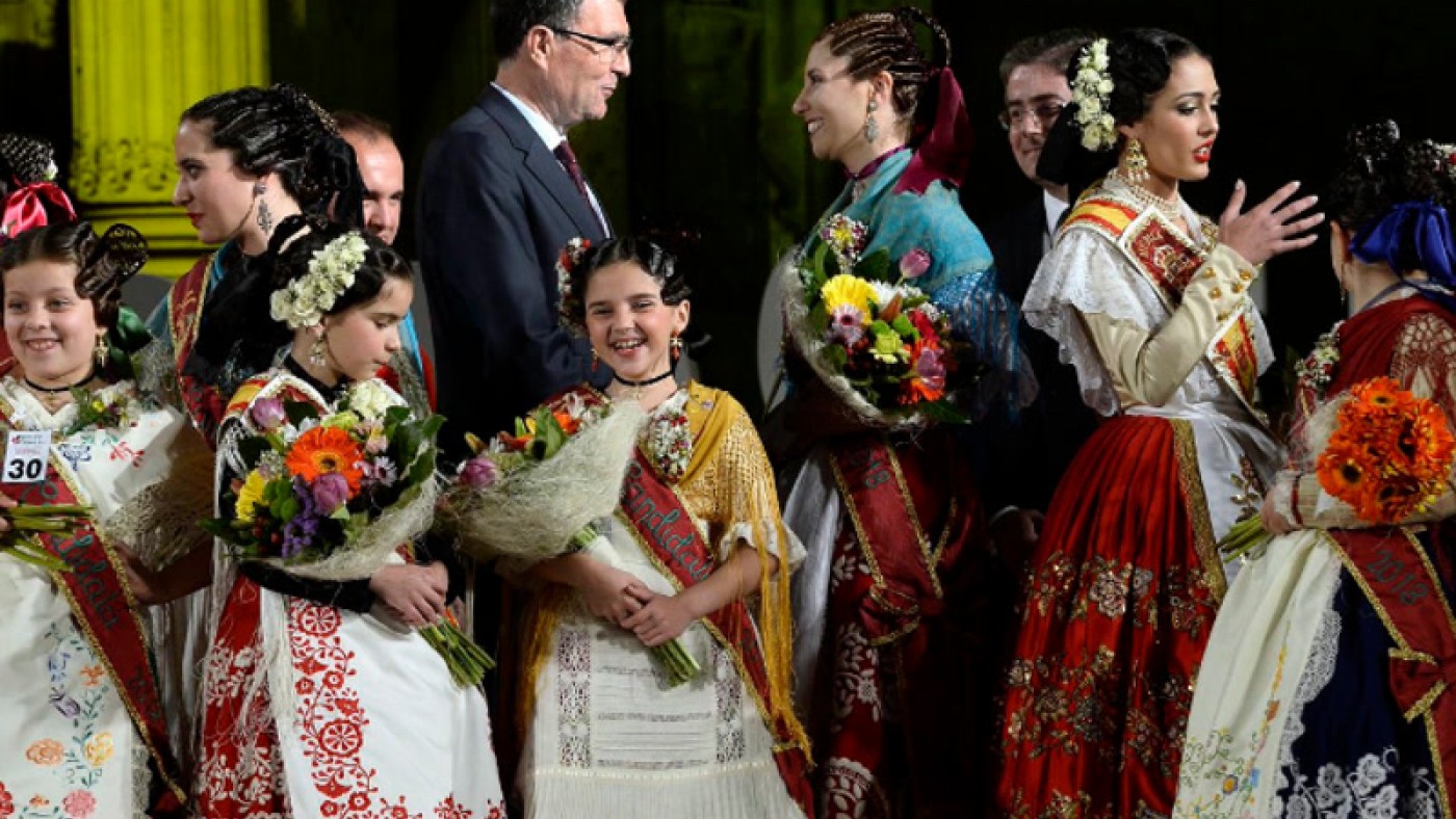 Las Reinas de la Huerta junto al alcalde de Murcia. JOSÉ BALLESTA