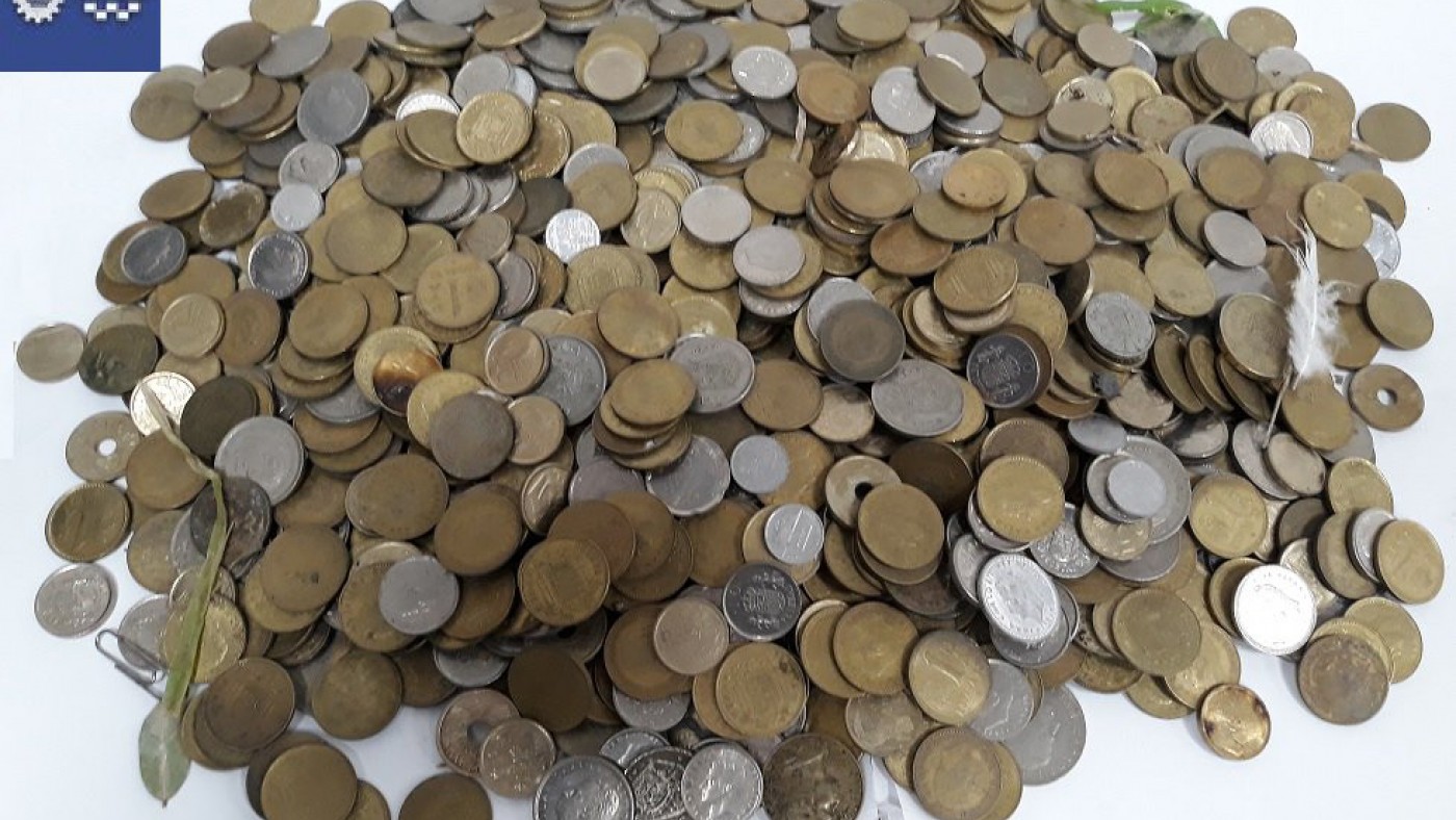 Monedas halladas en un contenedor de basura