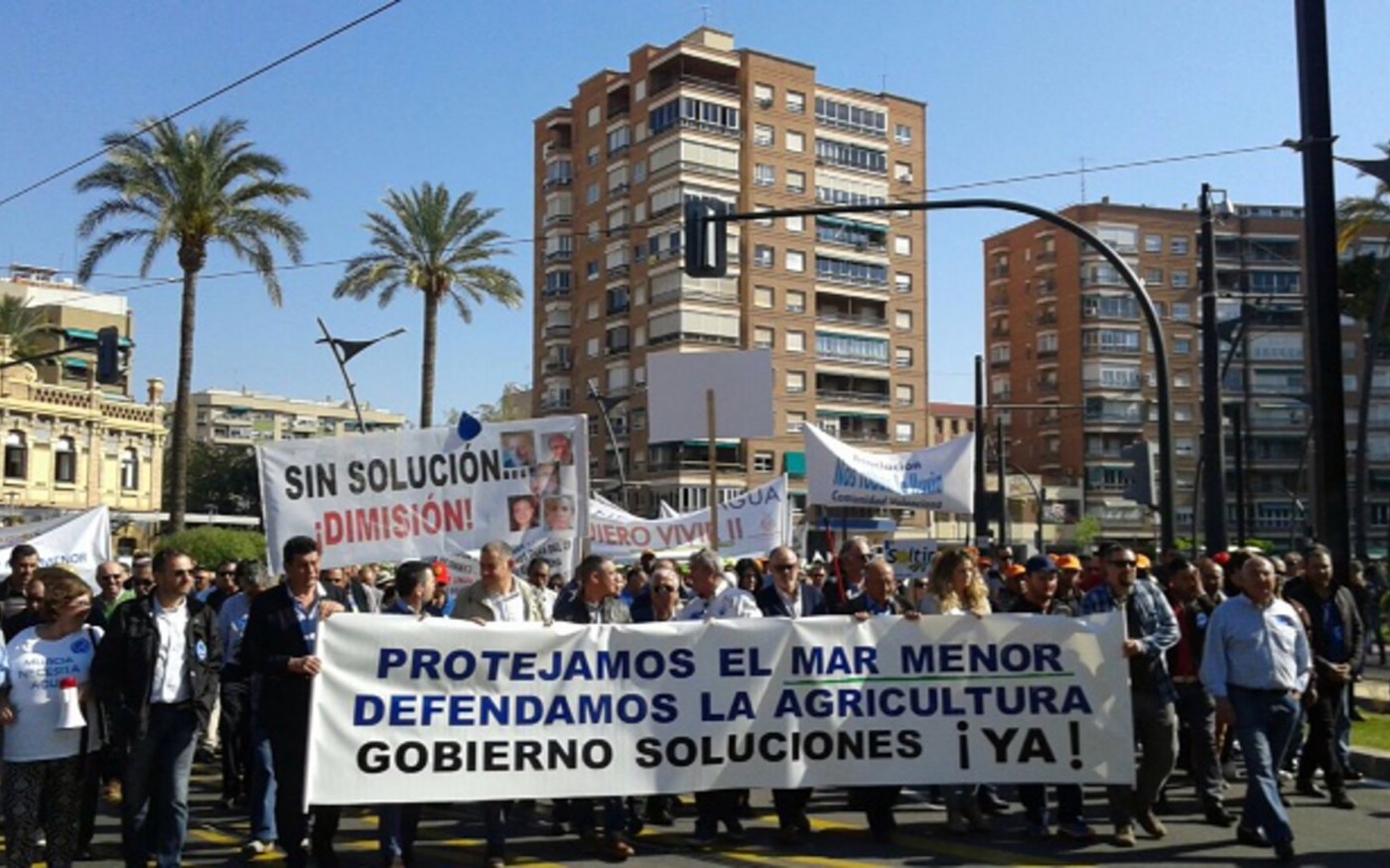 Imágenes de la protesta que ha colapsado el centro de Murcia
