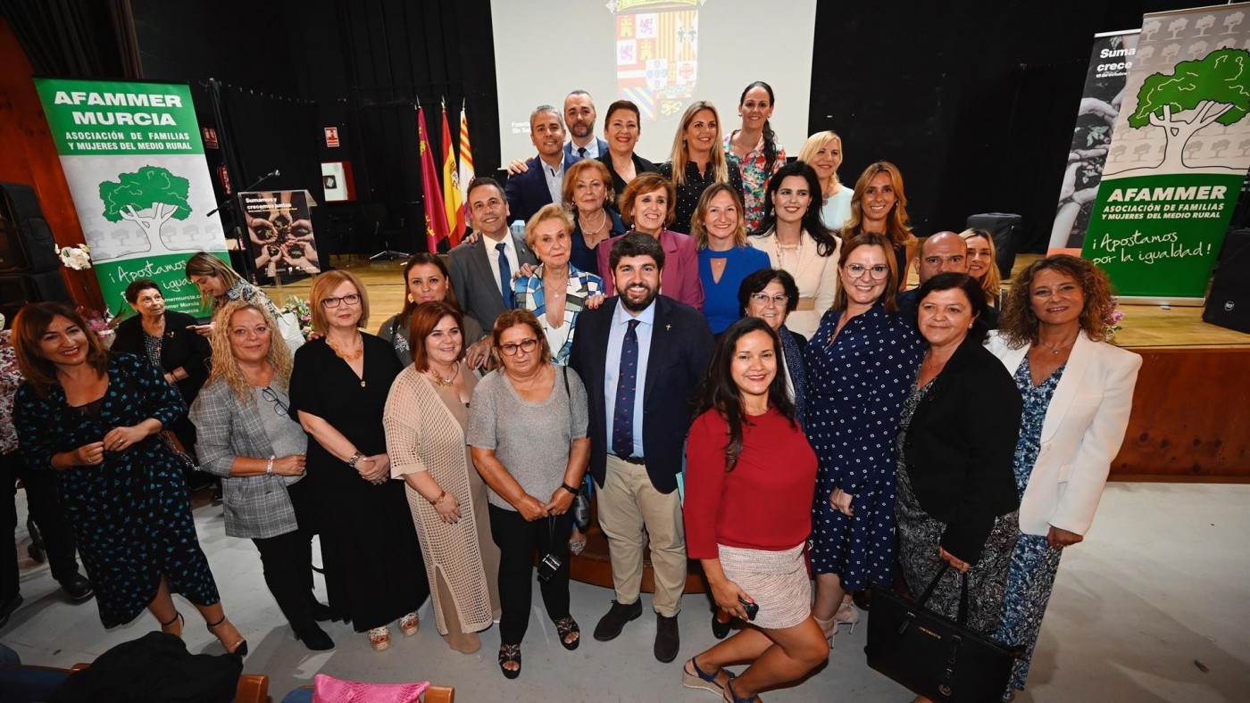 López Miras: "Las mujeres ya son titulares de tres de cada diez explotaciones agrarias en la Región"