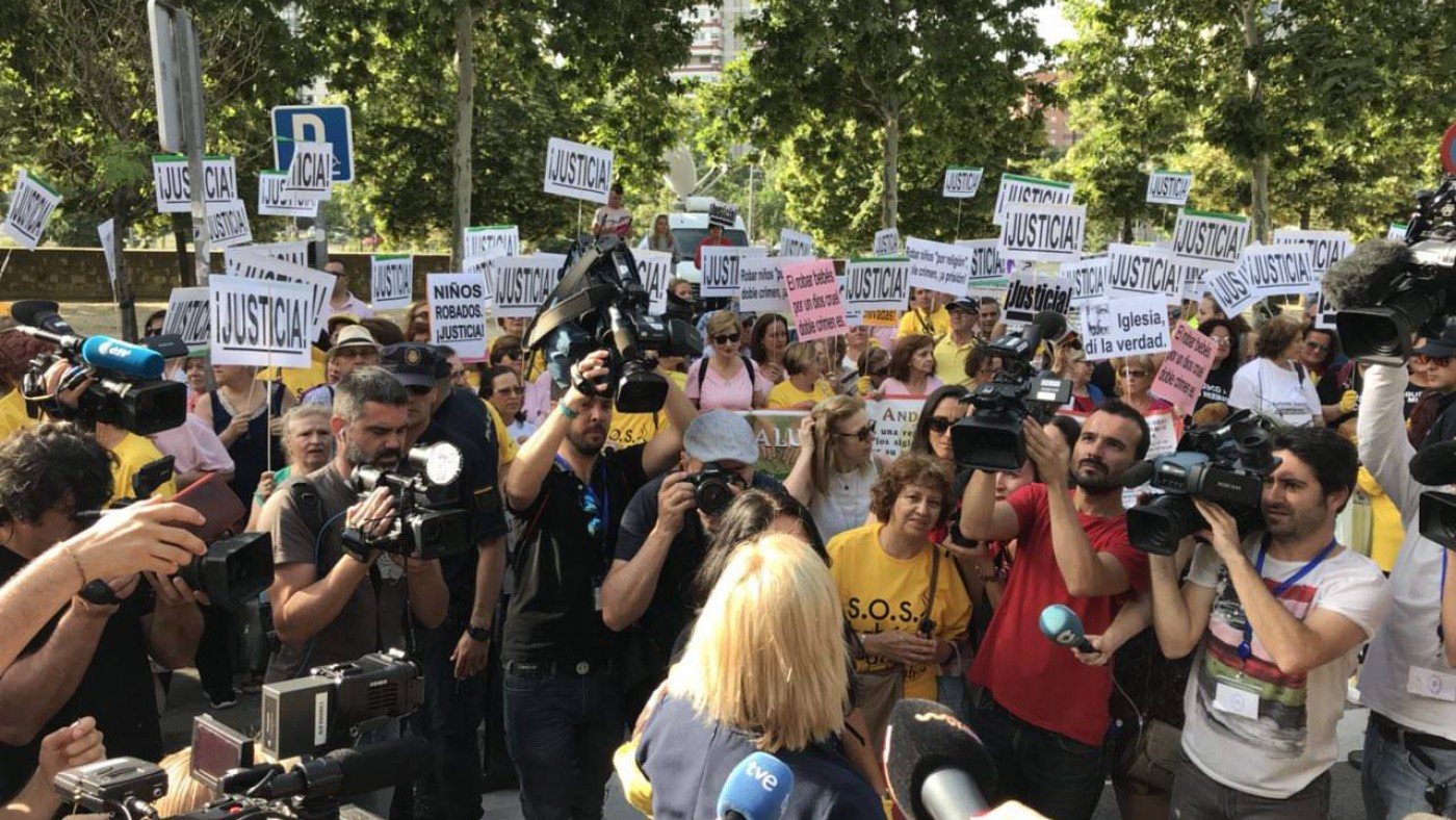 Inés Madrigal atiende a los medios a su llegada a la Audiencia Provincial de Madrid