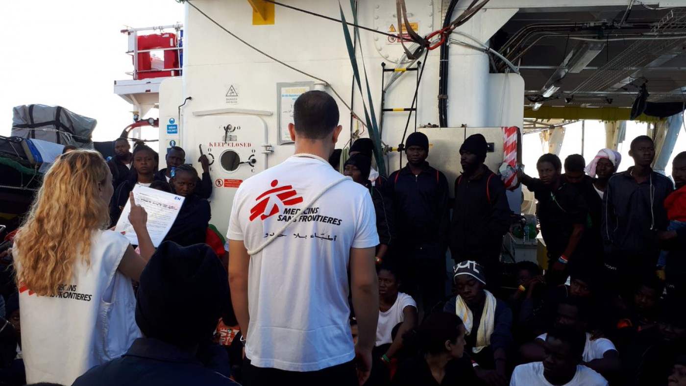 Personal de Médicos Sin Fronteras atiende a los migrantes del Aquarius