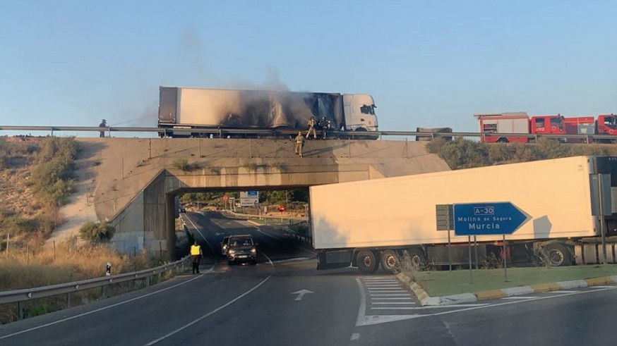 Desvían el tráfico en la A-30 dirección Murcia por el incendio de un camión